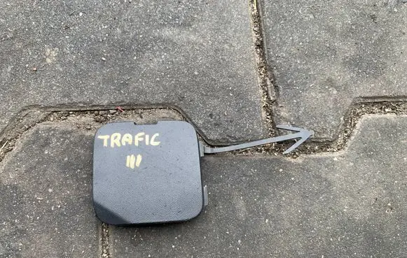 Renault Trafic III (X82) Front tow hook cap/cover 511802102R