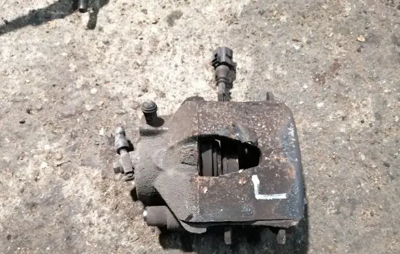 Volkswagen Golf Plus Front brake caliper