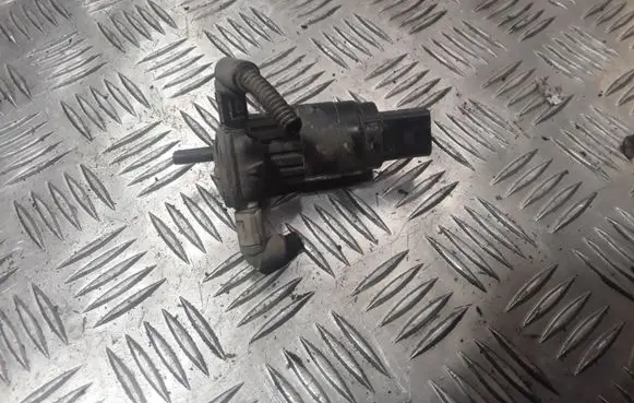 Skoda Octavia Mk2 (1Z) Windscreen/windshield washer pump 1K6955651