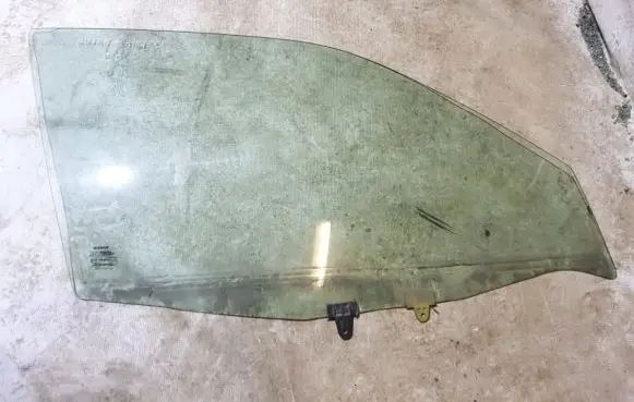 Nissan Primera Front door window glass four-door