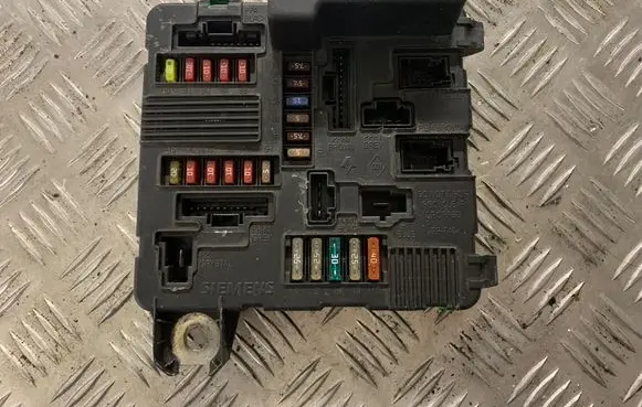 Renault Megane II Fuse module 8200306032C