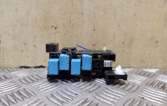 Toyota RAV 4 (XA30) Relay mounting block 
