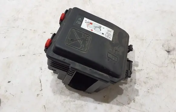 Peugeot 208 Fuse module 9824510680
