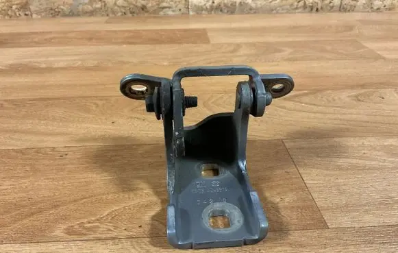 Opel Insignia A Front door upper hinge ES03A046574 0439