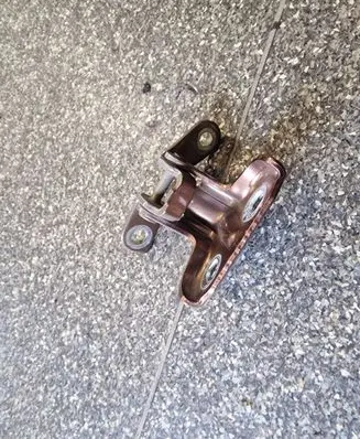 Buick Encore I Front door upper hinge