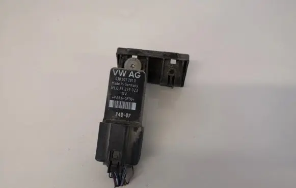 Volkswagen Golf V Glow plug pre-heat relay 038973721B 038907281D