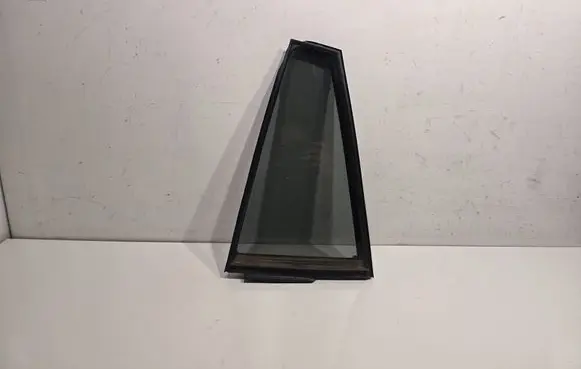 Toyota RAV 4 (XA40) Rear vent window glass 43R007953 DOT20L2L3