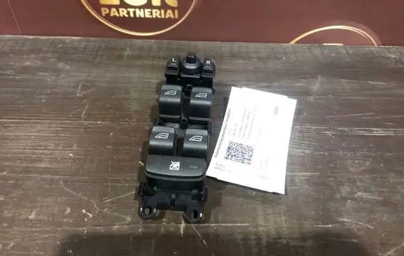 Volvo S80 Electric window control switch 30773382