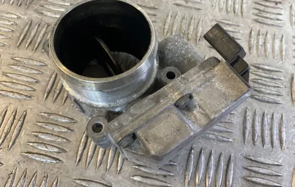 Audi A4 S4 B7 8E 8H Throttle valve 8E0145950D