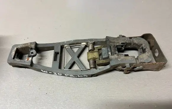 Volkswagen Golf V Front door exterior handle/bracket 1T0837886 1T0839886