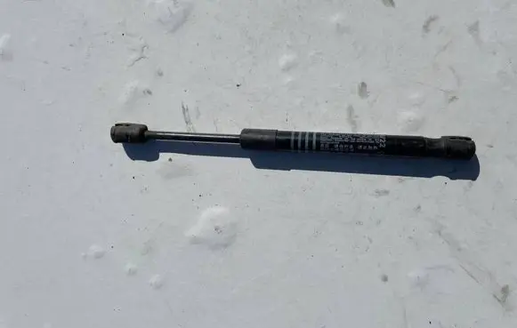 BMW 5 G30 G31 Front bonnet/hood damper/strut 7347403 237347403