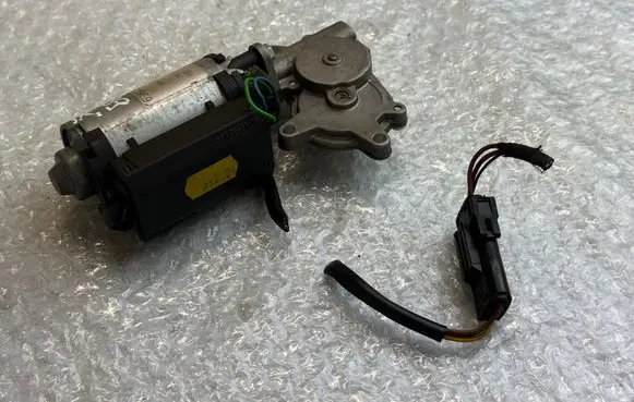 BMW 5 E39 Seat adjustment motor 8352196 0130002501 67318352196