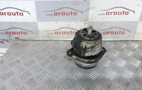 Volkswagen Touareg I Engine mount bracket 7L6199131