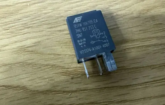 Volkswagen PASSAT B6 Other relay 7M0951253C