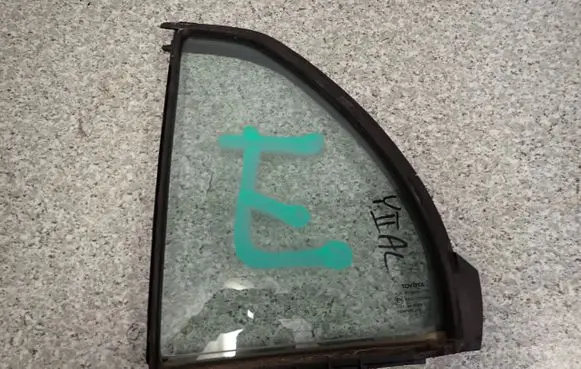 Toyota Yaris Sliding door window/glass 