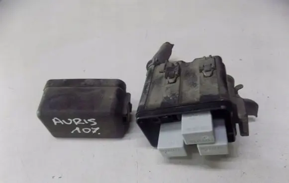 Toyota Auris 150 Relay mounting block 5u34oi5lk34