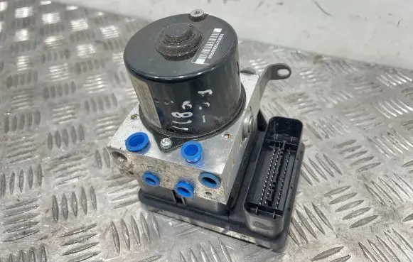 BMW 1 E81 E87 ABS Pump 6784764 000404014D2 10096008393