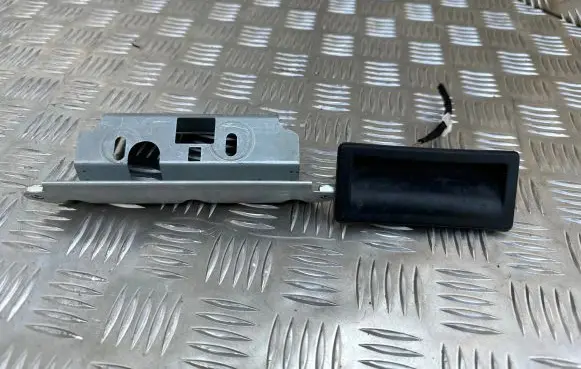 Tailgate opening switch