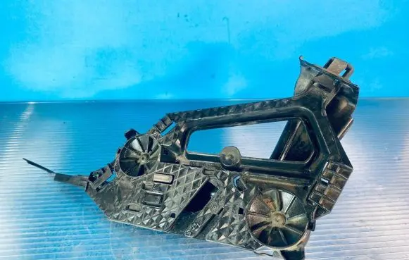 Skoda Octavia Mk2 (1Z) Headlight/headlamp mounting bracket 1Z0941339