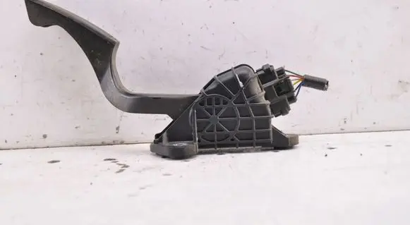 Toyota Prius (XW20) Accelerator throttle pedal 7812047050 1988003200