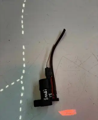 Nissan Qashqai Windscreen/windshield washer pump 681155