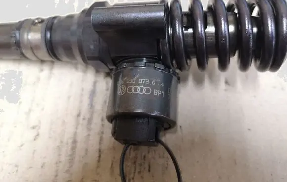 Volkswagen Touran I Fuel injector 03G130073G