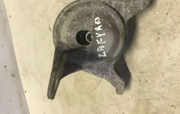 Opel Zafira A Engine mount bracket