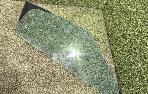 Renault Master III Front triangle window/glass E143R001582 DOT682AS2M3240