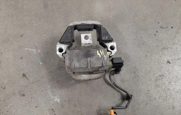 Engine mount bracket