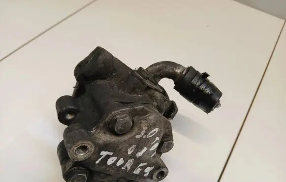 Volkswagen Touareg I Power steering pump