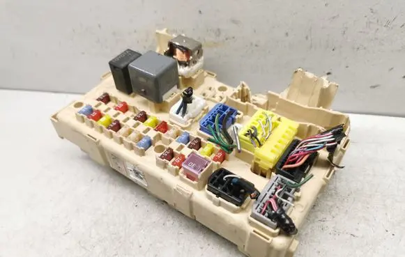 Toyota Avensis T250 Fuse module 8264105030A