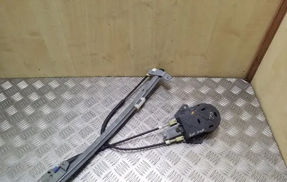 Rear door manual window regulator