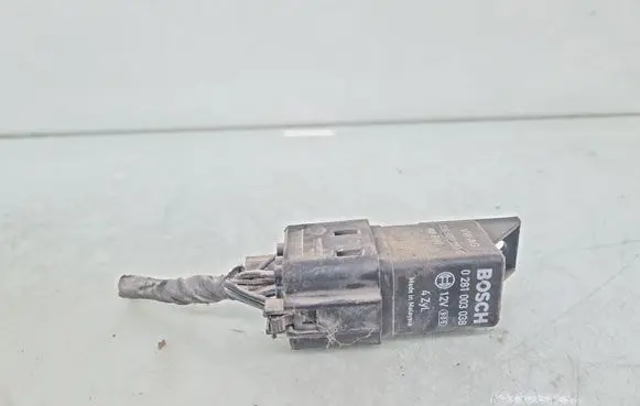 Volkswagen PASSAT B6 Glow plug pre-heat relay 0281003038