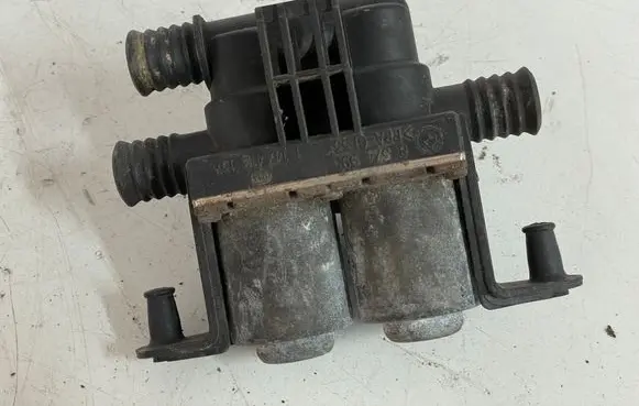 BMW 5 E39 Coolant heater control valve 8374995