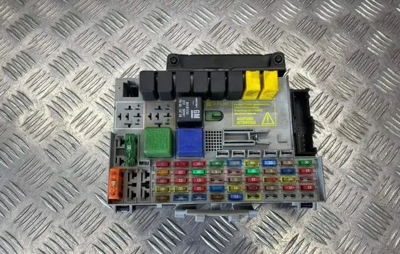 Opel Zafira A Fuse box set 24412497
