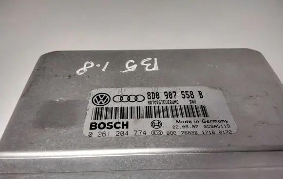 Volkswagen PASSAT B5 Engine control unit/module 8D0907558B 0261204774