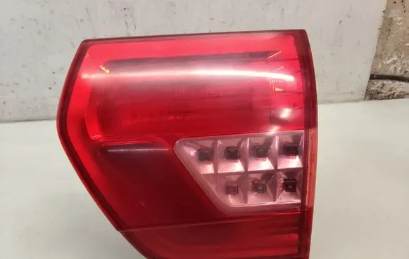 Tailgate rear/tail lights
