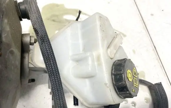 Brake fluid reservoir