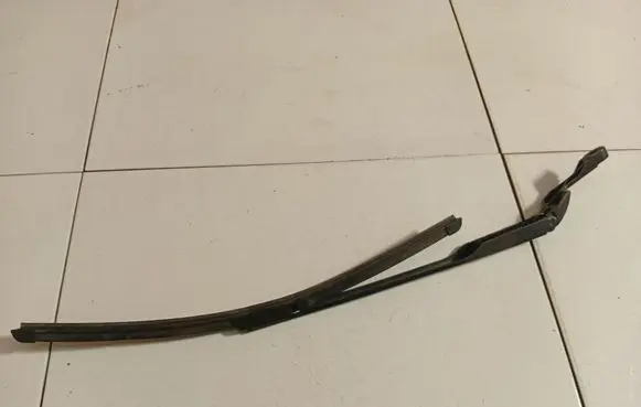 Front wiper blade arm