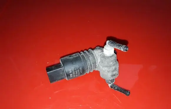 Volkswagen PASSAT B6 Windscreen/windshield washer pump 1K6955651 3122789