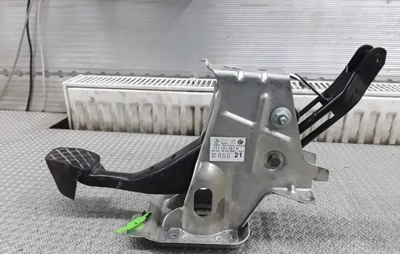 Volkswagen Touran I Brake pedal 1T1721057K