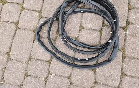 Opel Adam Front door rubber seal 13350527