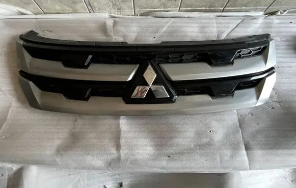 Mitsubishi Outlander Front bumper upper radiator grill 