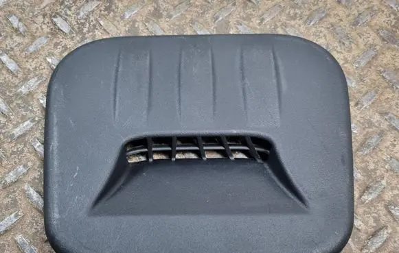 Rear air vent grill