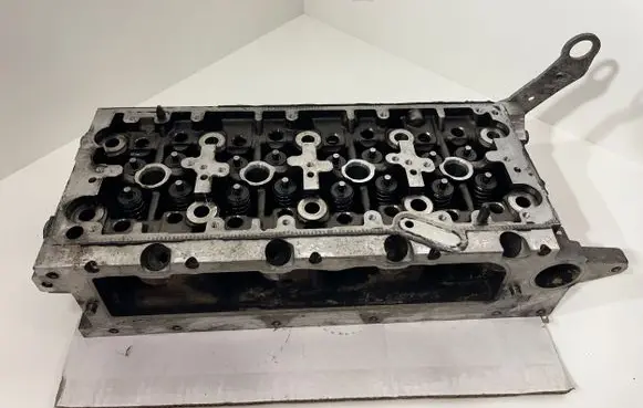 Volkswagen PASSAT B8 Engine head 04L103373E