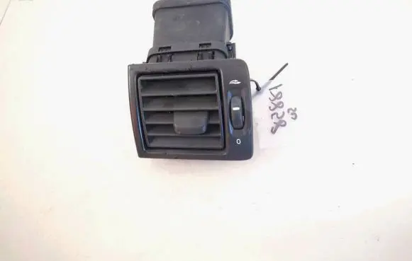 Volvo S40 Dash center air vent grill y01103
