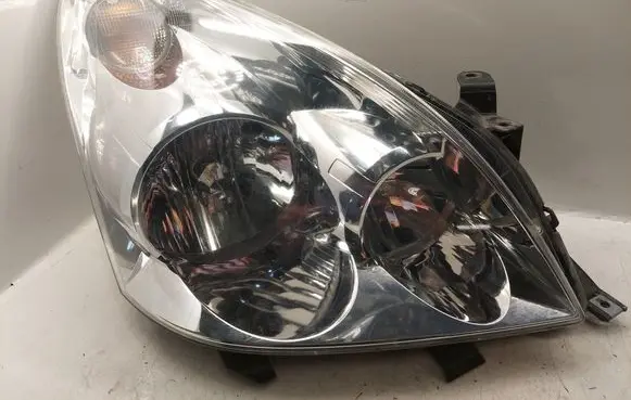 Toyota Corolla Verso AR10 Headlight/headlamp 811300F010