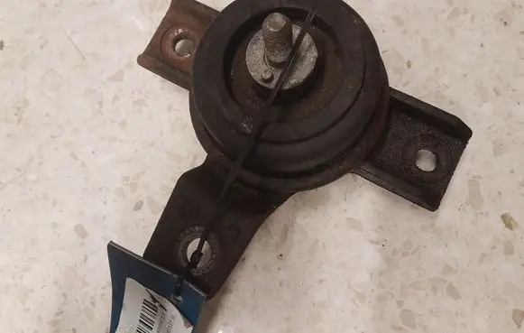 Hyundai Santa Fe Engine mount bracket 218122B500
