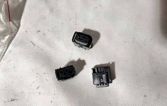 Mercedes-Benz Vito Viano W639 Brake pads wear sensor 2105404381 958445223177