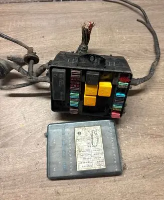 BMW 3 E30 Fuse box set 1380973